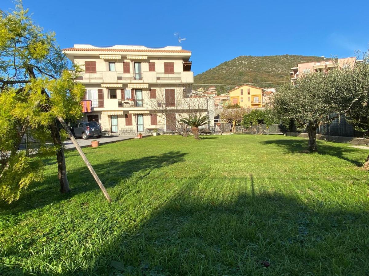 I Fiori Di Pietra Aparthotel Pietra Ligure Exterior photo