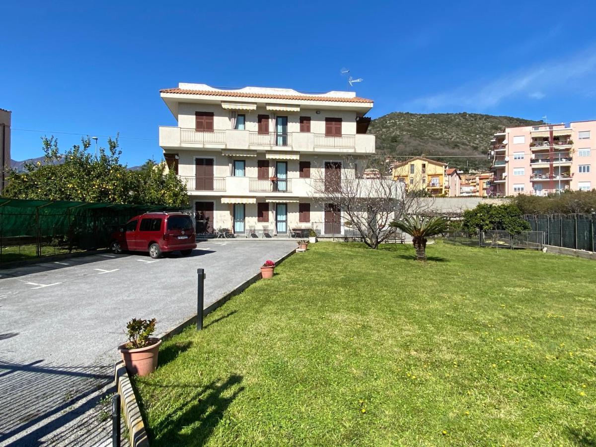 I Fiori Di Pietra Aparthotel Pietra Ligure Exterior photo