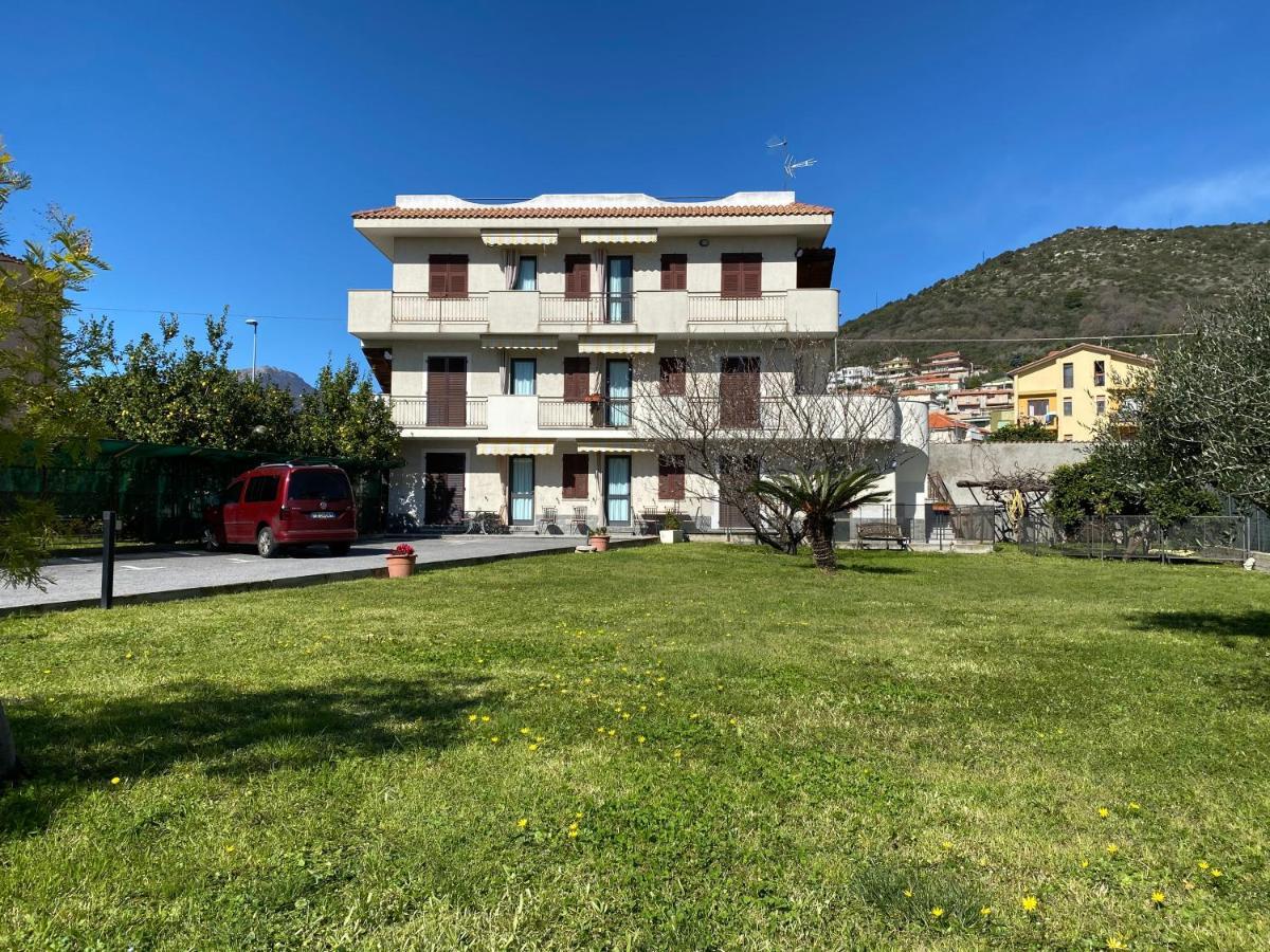 I Fiori Di Pietra Aparthotel Pietra Ligure Exterior photo
