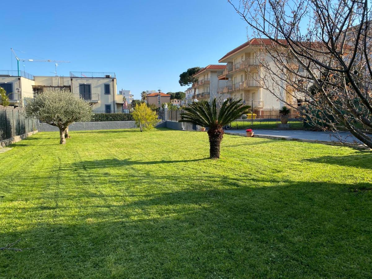 I Fiori Di Pietra Aparthotel Pietra Ligure Exterior photo
